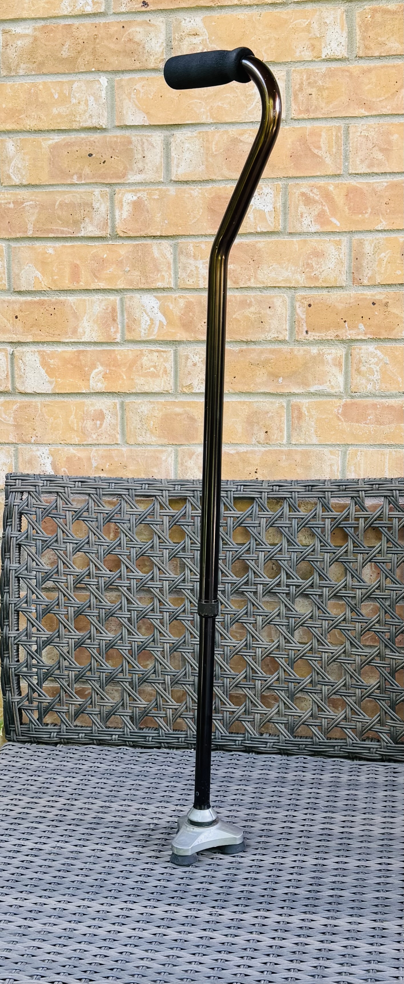 Walking cane with comfort grip
