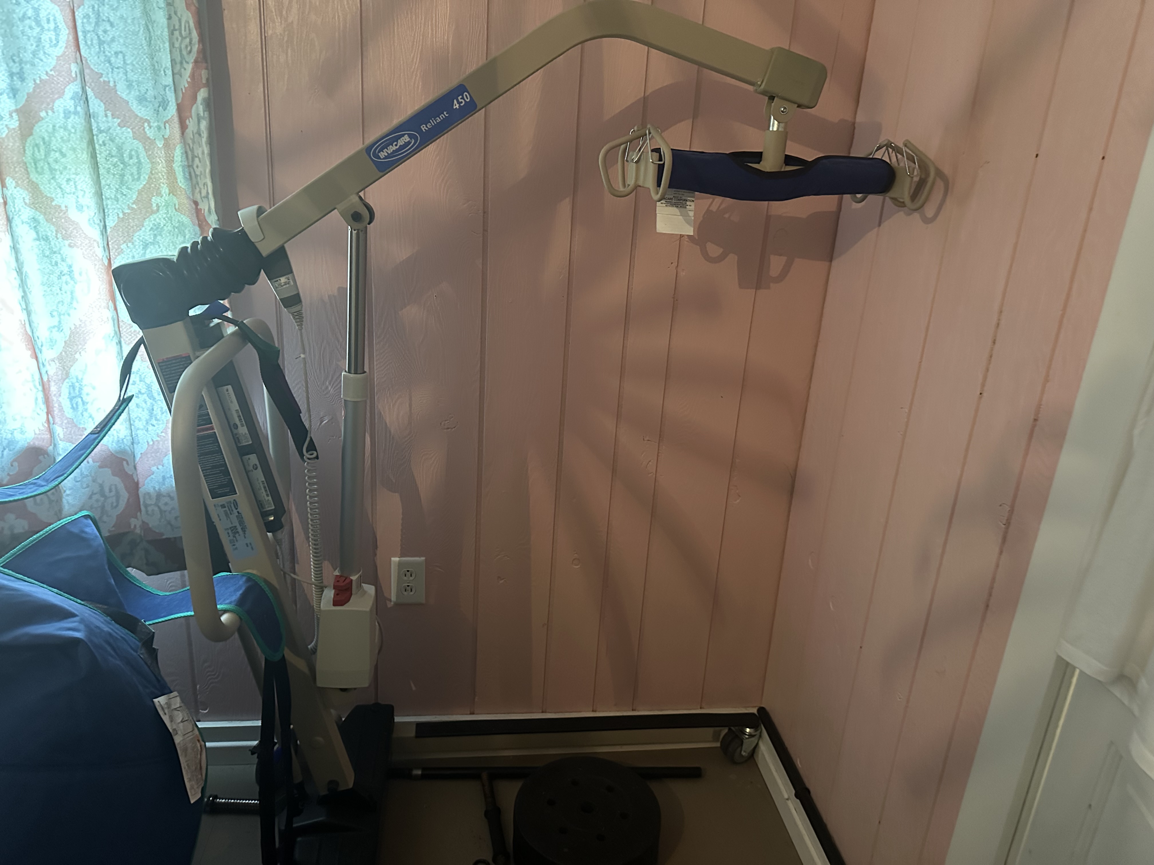 Invacare 450 Hoyer lift with sling