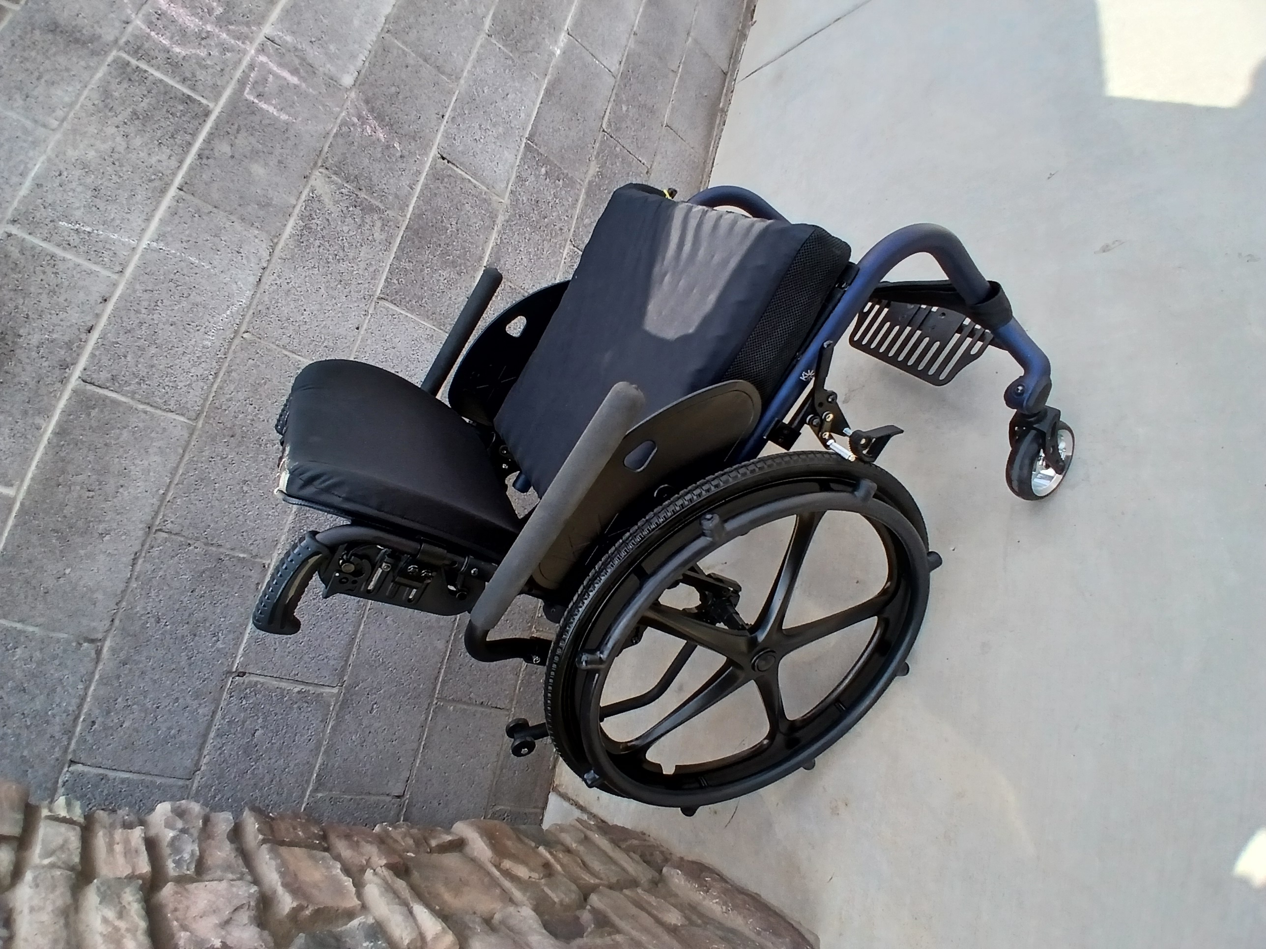 Ki mobility Rogue 2  Ultralight Rigid Sport Wheelchair 20”x20” Adjustable blue great condition
