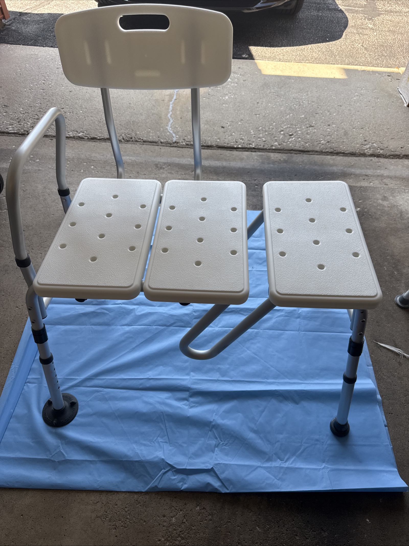 Transfer bench for tub