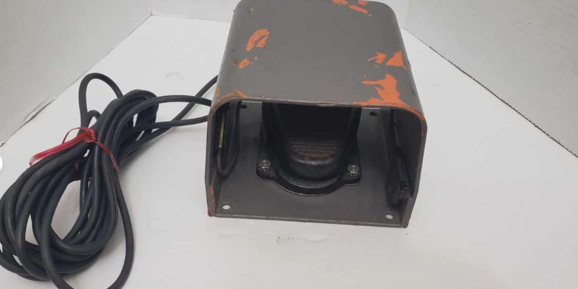 Clipper Single Pedal Footswitch 635-S in Housing